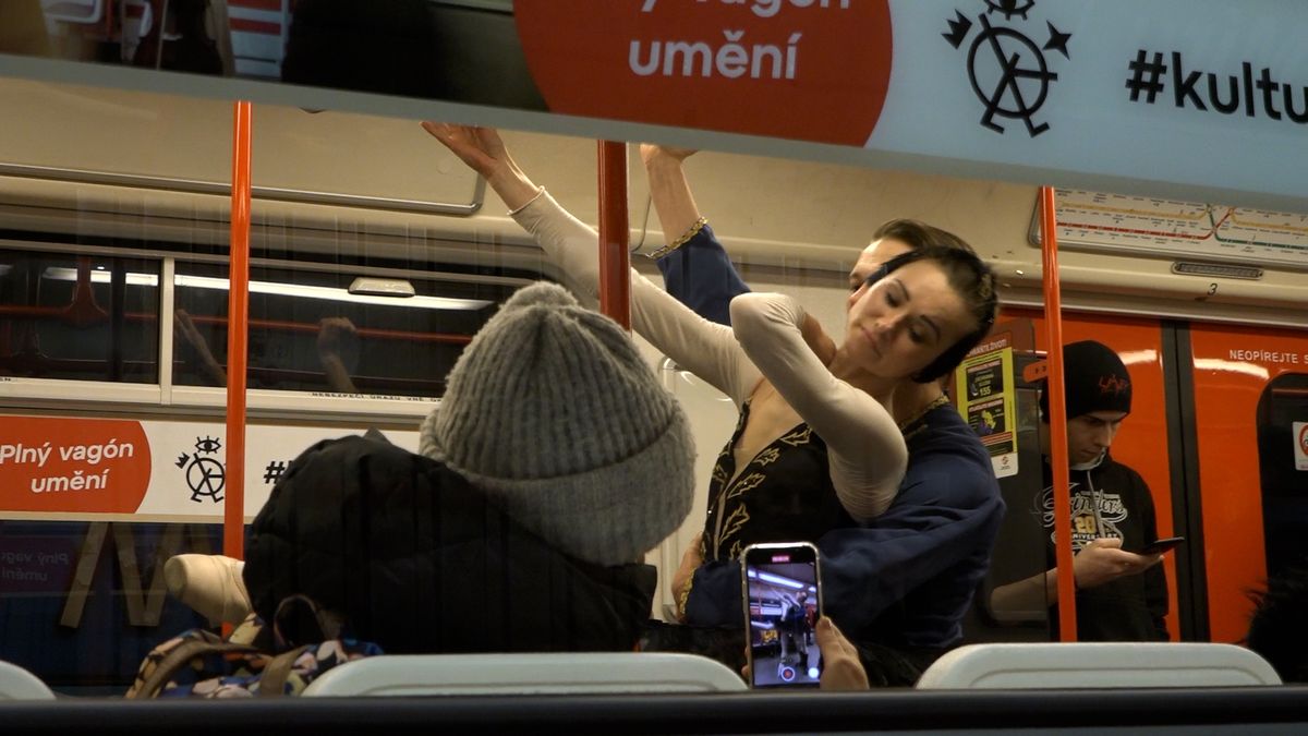 Kulturní happening v metru. Mezi cestujícími se v plném provozu tančil balet či předváděl cirkus